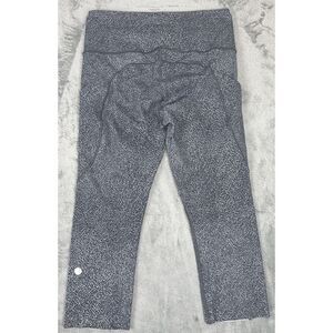 Lululemon Raw Edge Black/White Capris Size 4 - 25 Inch‎ Waist EUC